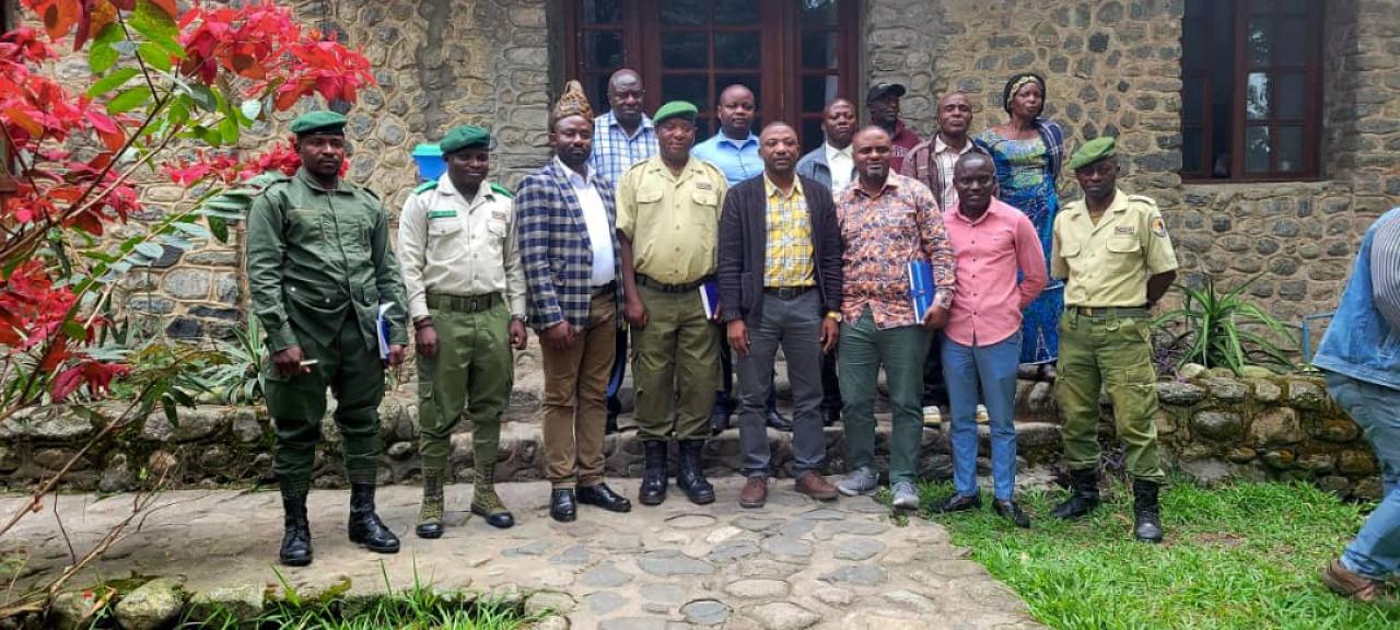Photo de famille après une importante rencontre ayant réuni les leaders de Beni, agriculteurs de Mayangose et les autorités du PNVi à Mutsora
