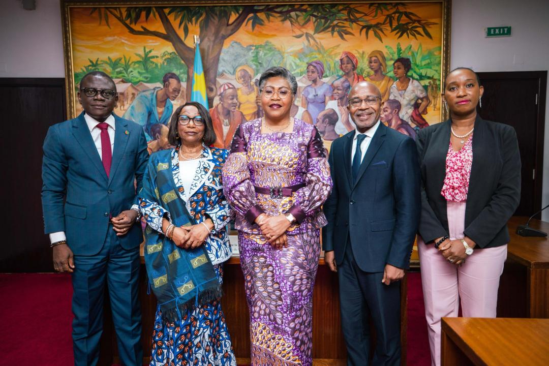 Photo de famille entre la Première Ministre Judith Tuluka et les Experts Internationaux des Nations unies