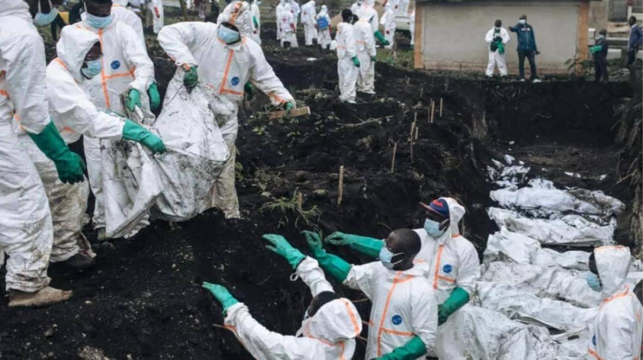 Des membres de la Croix Rouge RDC et de la Protection civile enterrent des dizaines de victimes des récents affrontements dans un cimetière de Goma [photo d’illustration]