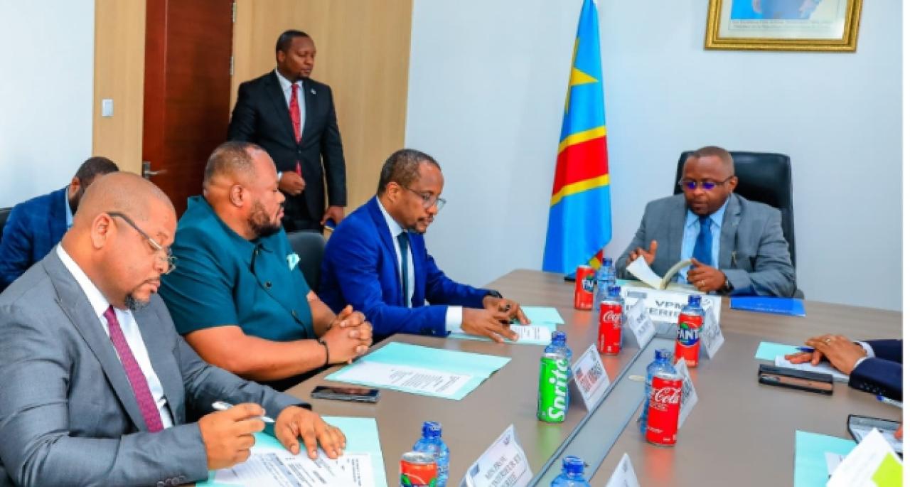 Le VPM de l'Intérieur J. Shabani présidant une réunion de travail avec le ministre délégué près de l'urbanisme et le gouverneur de Kinshasa