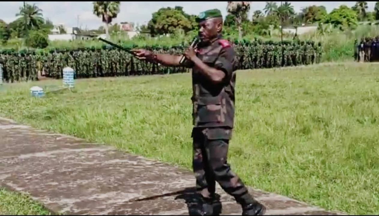 Le Général de Brigade Eddy Kapend lors d’une parade militaire à Kalemie