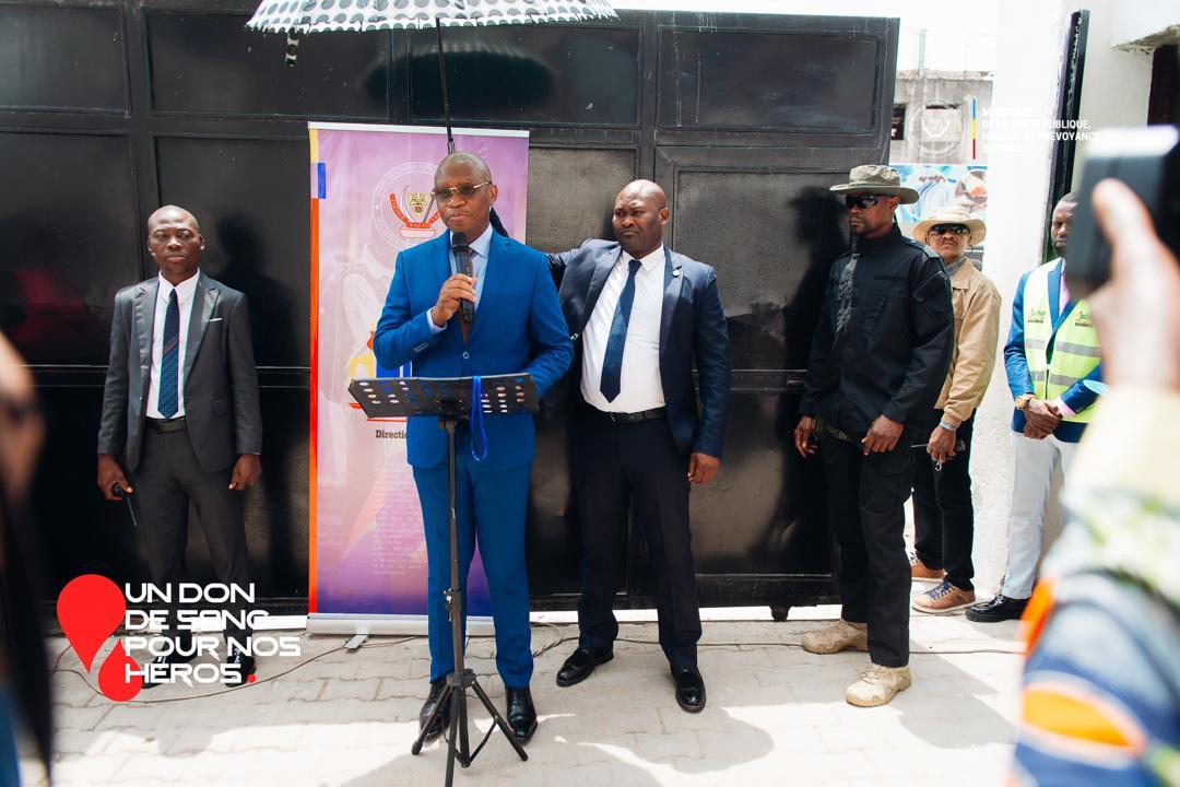 Le ministre de la santé Dr Roger Kamba lors de la cérémonie de récolte de sang organisée ce lundi à la Caisse nationale de péréquation
