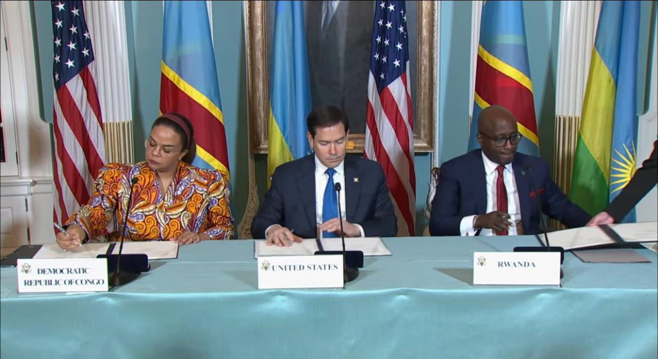 De gauche à droite, Thérèse Kayikwamba, Marco Rubio et Olivier Nduhungirehe, respectivement ministres des Affaires étrangères de la RDC, des USA et du Rwanda