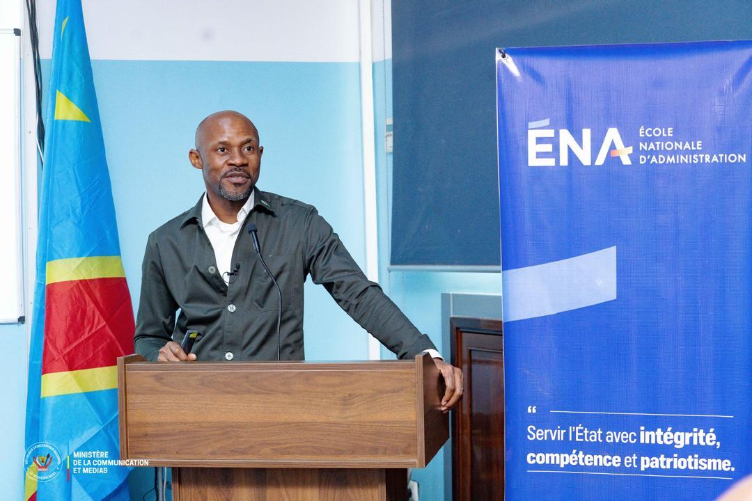 Le porte-parole du gouvernement Patrick Muyaya devant les élèves de l'ENA