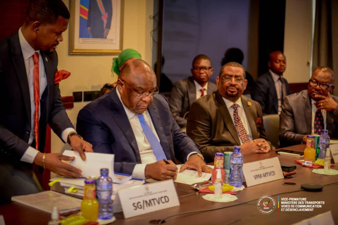 Le VPM Jean Pierre Bemba et l'investisseur Ye Zhiyong lors de la signature de l'accord