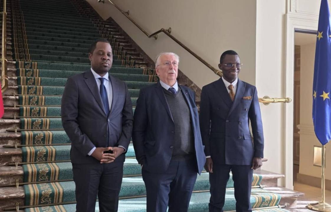 De gauche à droite, le député provincial de Kinshasa Nicolas Wemakoy, André Flahaut, Ministre d'état Belge, et le député national Eliezer Ntambwe Mposhi, ce mercredi 02 avril 2025