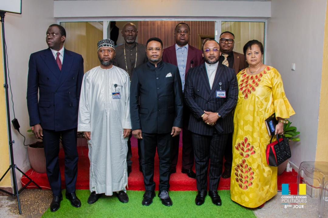 L'homme de Dieu Dodo Kamba, président de la Communauté Unie du Réveil et cheik Ali Mwinyi représentant de la Communauté Musulmane au Congo posent avec Eberande Kolongele