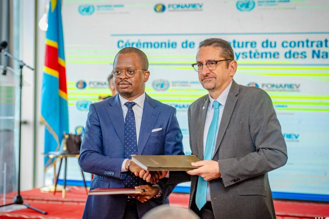 Patrick Fata et Bruno Lemarquis signent un accord de partenariat entre le FONAREV et les Nations-Unies pour aider les victimes de conflits à l’Est de la RDC