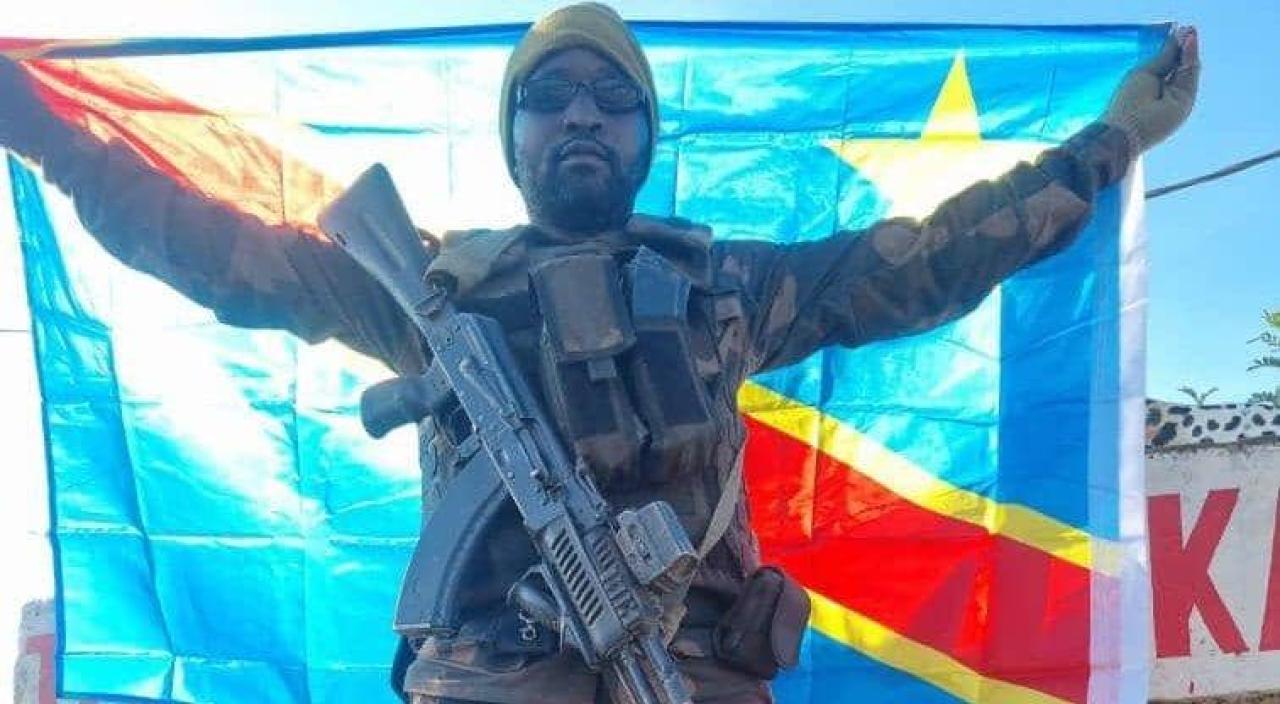 Un soldat de l’Armée congolaise brandissant fièrement le drapeau de la RDC après la reconquête de Walikale-centre