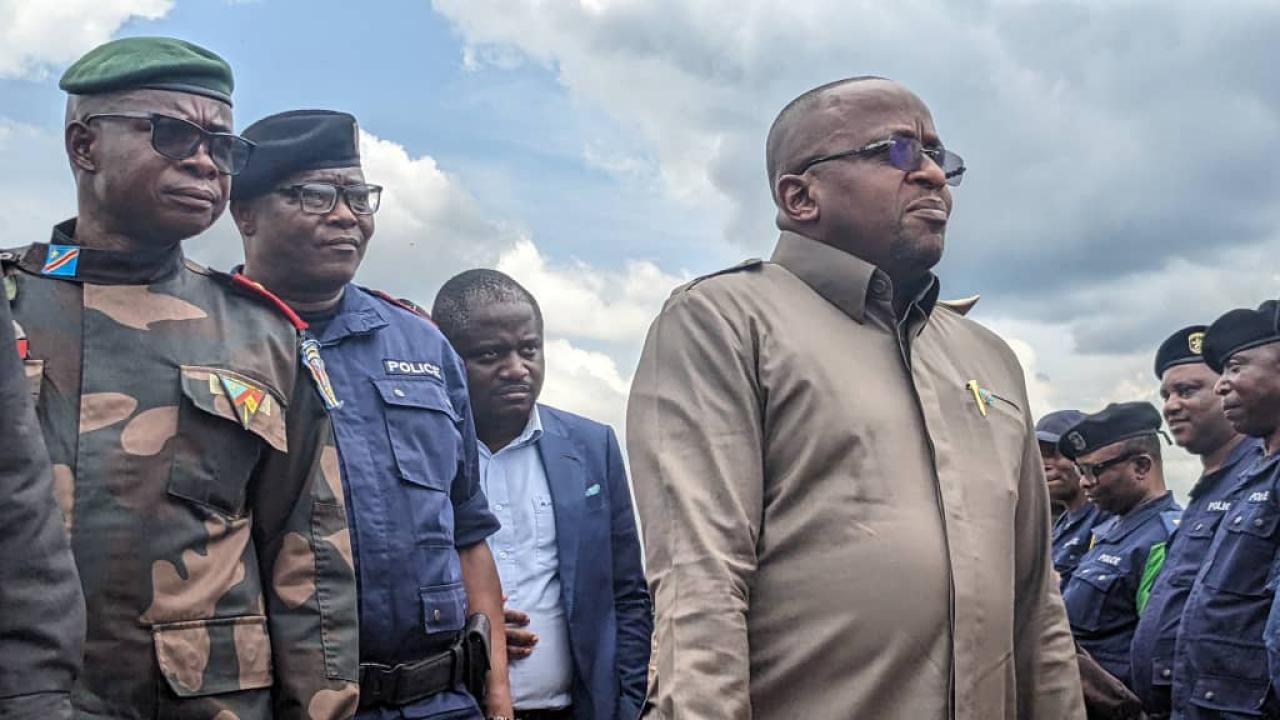 Arrivée du VPM Jacquemain Shabani à Beni et accueilli par le général-major Eva Somo,  Gouverneur de province