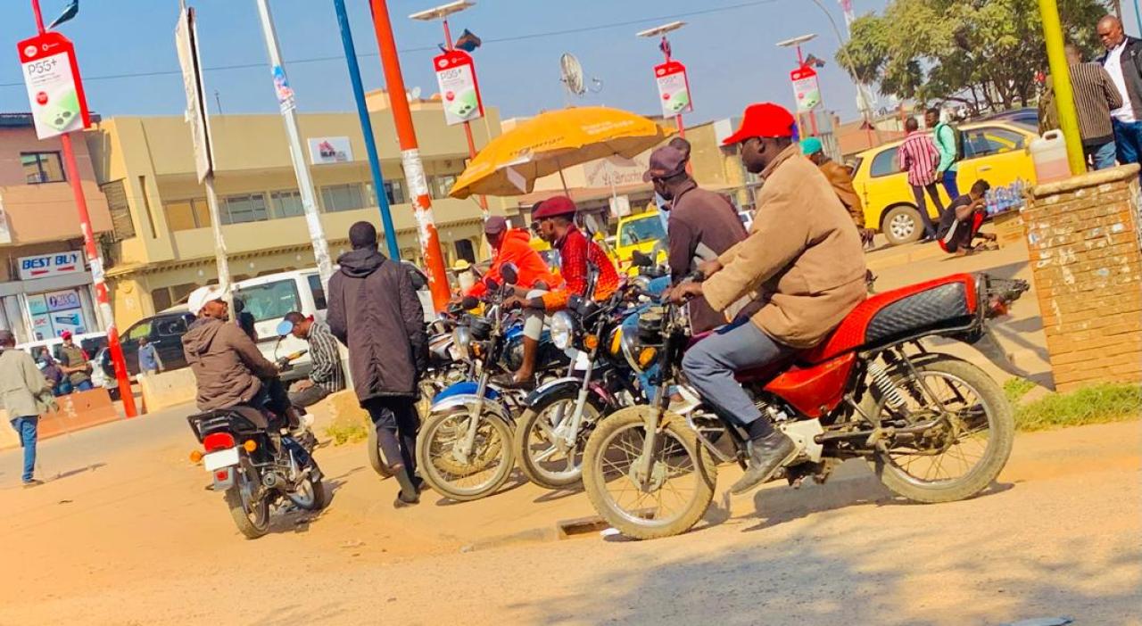 [ image d'illustration] Des motards stationnés au croisement du Boulevard Mzee Kabila et l'avenue Mama Yemo.