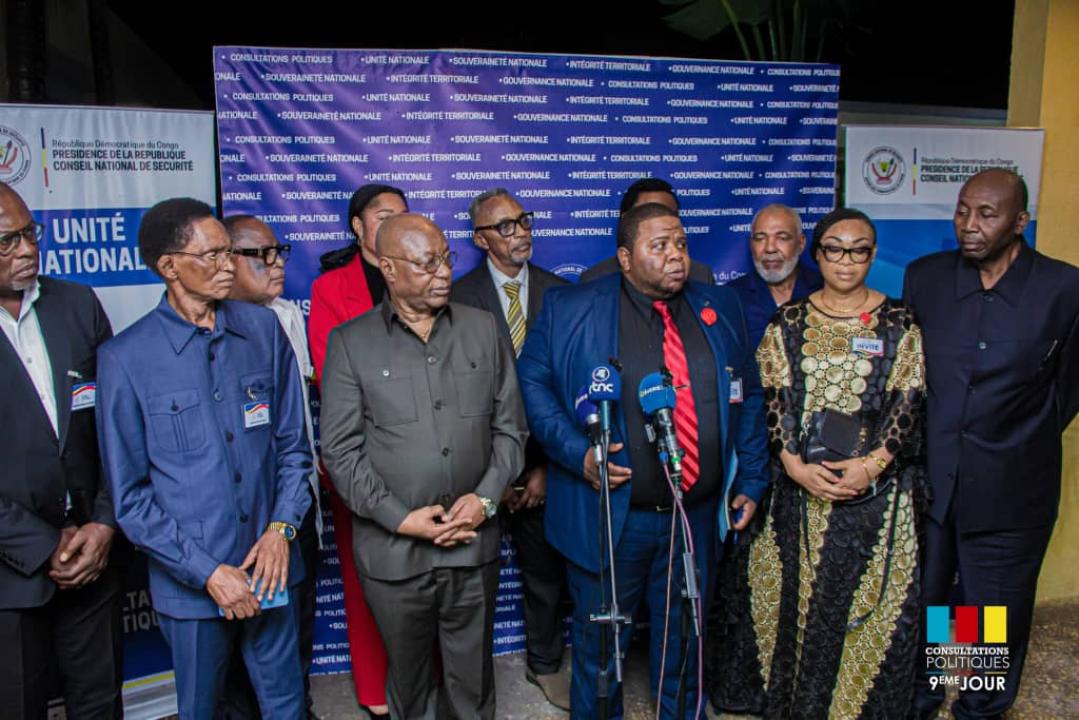 Les membres de l’association "Bana Kin" au sortir des consultations politiques avec Professeur Eberande Kolongele, conseiller spécial du Président Félix Tshisekedi, en matière de sécurité