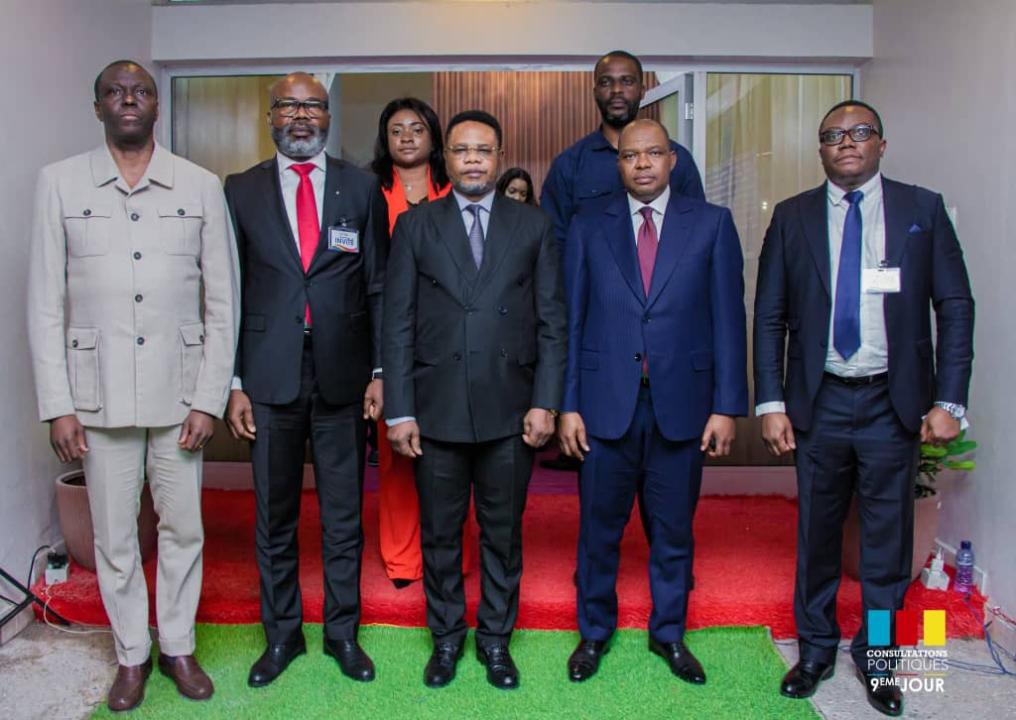 Le conseiller spécial du chef de l'État Félix Antoine Tshisekedi Tshilombo pose avec quelques congolais de la diaspora