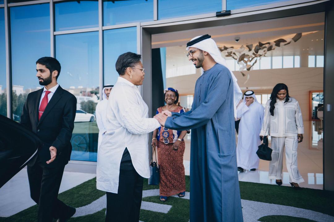 La Première Ministre Judith Suminwa été accueillie, à Abu Dhabi, par S.E. Cheikh Shakhboot Ben Nahyan Al Nahyan, Ministre d'État au Ministère des Affaires étrangères