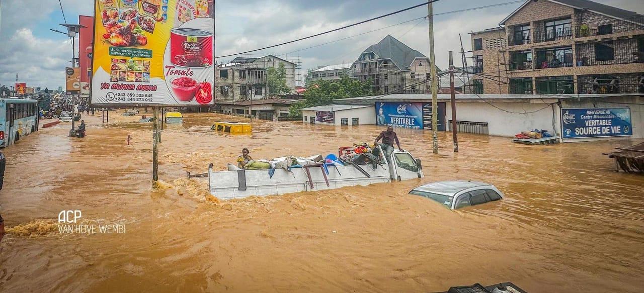 Des véhicules engloutis par des inondations près de la rivière Ndjili à Kinshasa [photo d’illustration]