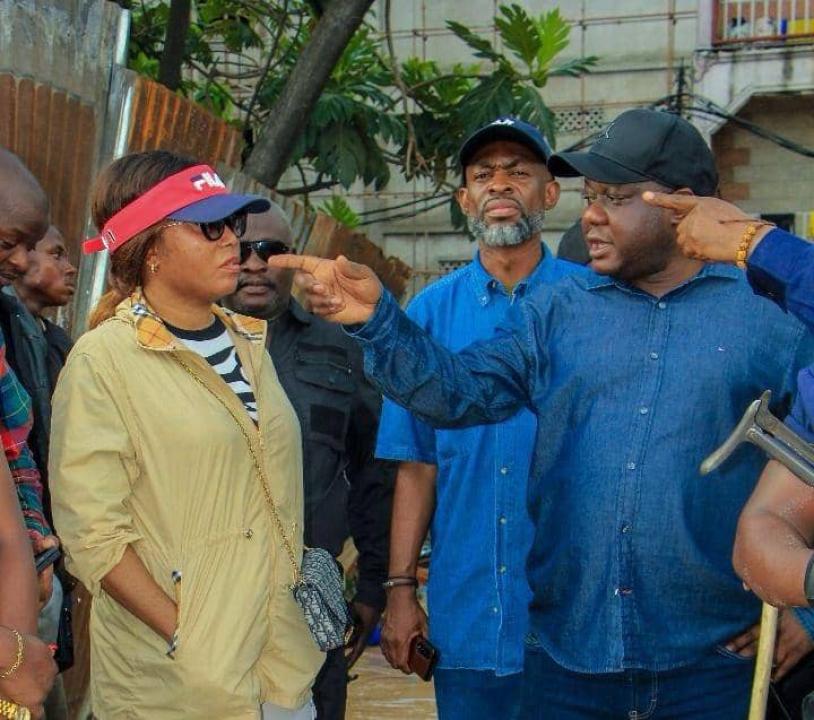 Acacia Bandubola, ministre des Affaires foncières et Crispin Mbadu, ministre de l’Urbanisme et Habitat, lors d’une descente conjointe dans des inondations à Kinshasa [photo d'illustration]