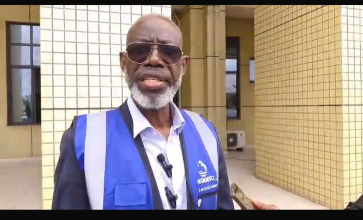 Jean-Bosco Mwaka Indele, directeur adjoint de la Regideso devant la presse Kinoise