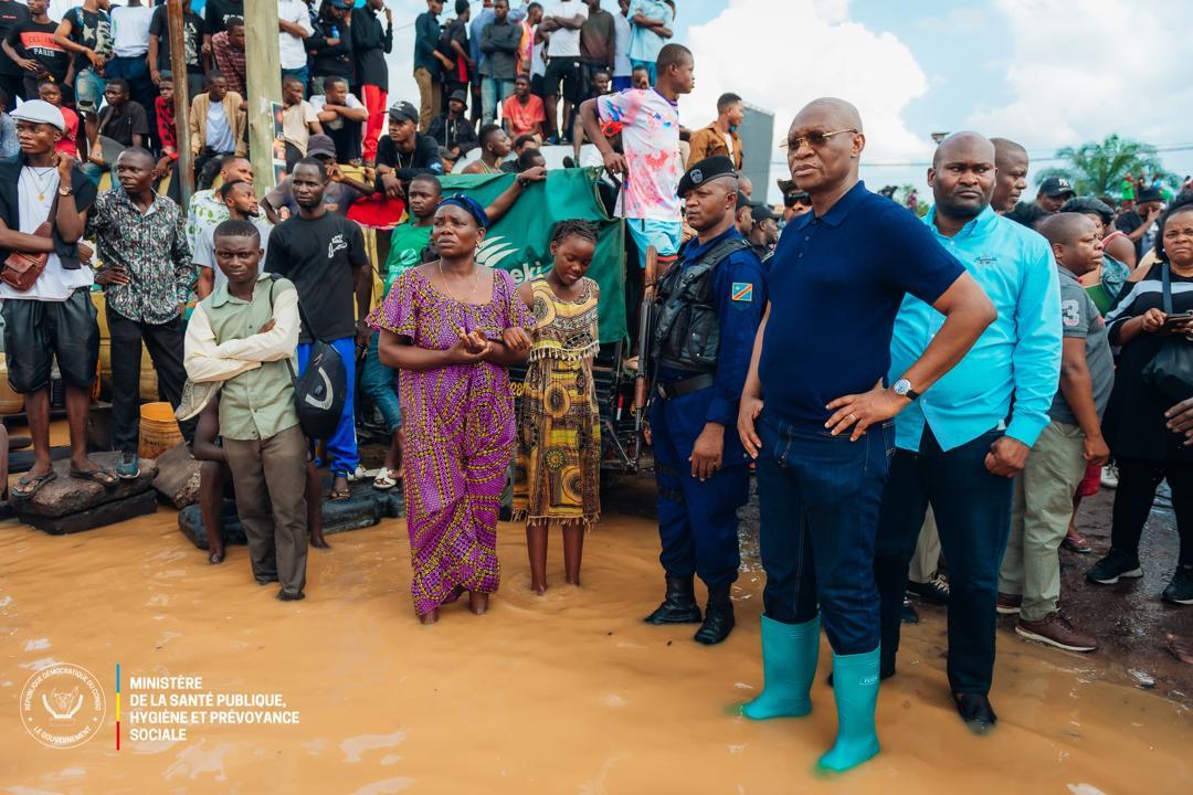 Le Ministre d'état de la santé publique, hygiène et prévoyance lors de sa descente à Ndijili, dimanche 06 avril, après les pluies diluviennes à la base des inondations