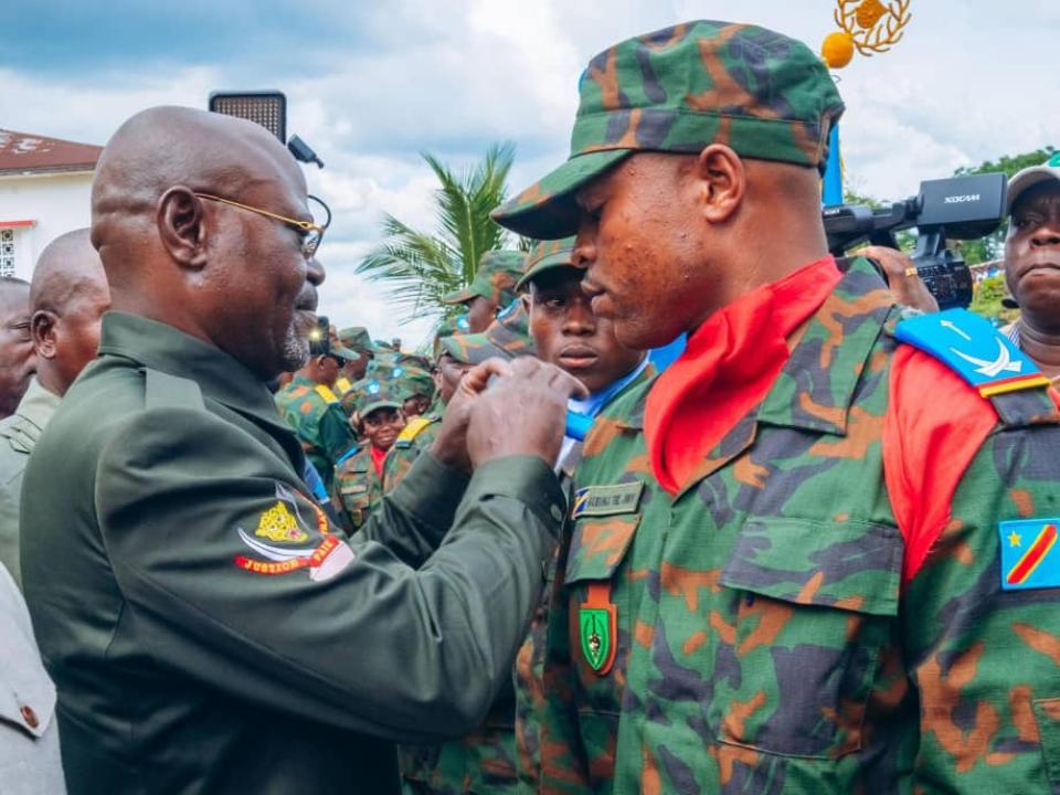 Des sous-lieutenants issus de la 36ème promotion ordinaire de l’Académie militaire de Kananga ont reçu leurs brevets et prêté serment devant le VPM Guy Kabombo