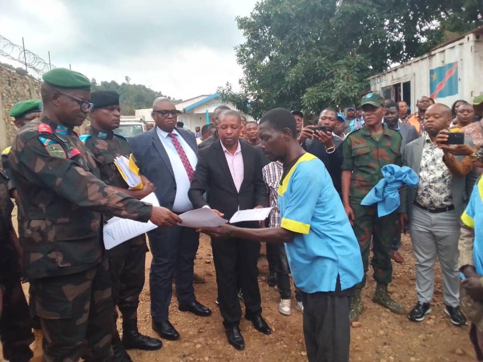 Le général-major Kakule Somo Evariste, Gouverneur du Nord-Kivu, préside la libération conditionnelle de 117 détenus de la prison de Kangwayi, grâce à une mesure présidentielle.