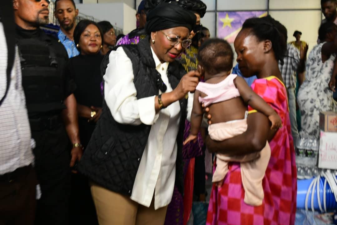 La Ministre Aziza Munana apporte de l’assistance aux sinistrés des inondations à Kinshasa logés au Stade Tata Raphaël