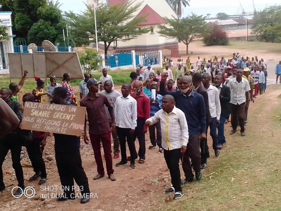 Nord-kivu : Privés de salaire depuis janvier, les enseignants lancent un cri d’alarme au ministère de l’Éducation nationale Par Gloire Balolage Les enseignants des sous-divisions Nord-Kivu 1 et 3, relevant du ministère de l’Éducation nationale et de la Nouvelle Citoyenneté, dénoncent un silence prolongé face au non-paiement de leurs salaires depuis janvier 2025. Dans une lettre adressée à la ministre nationale de l’Éducation, ces professionnels de la craie blanche expriment leur vive indignation et so