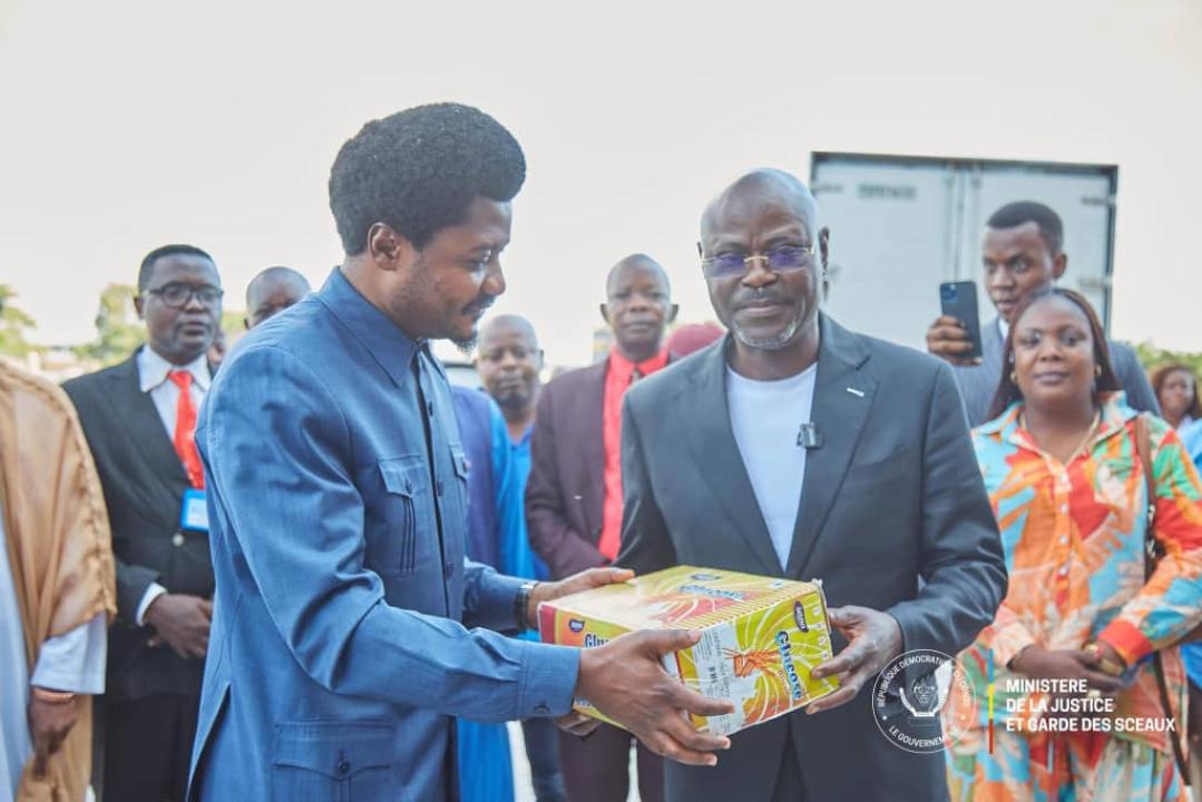 Le ministre Constant Mutamba remet au VPM Guy Kabombo le premier lot des offrandes et biens destinés aux FARDC et Wazalendo engagés au front dans l’est de la RDC