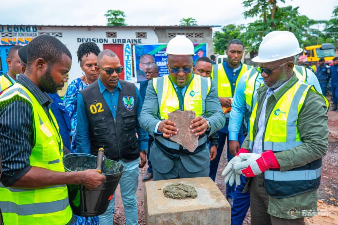 Le VPM Shabani entrain de poser la première pierre pour la construction de 80 sous-ciat à Kinshasa