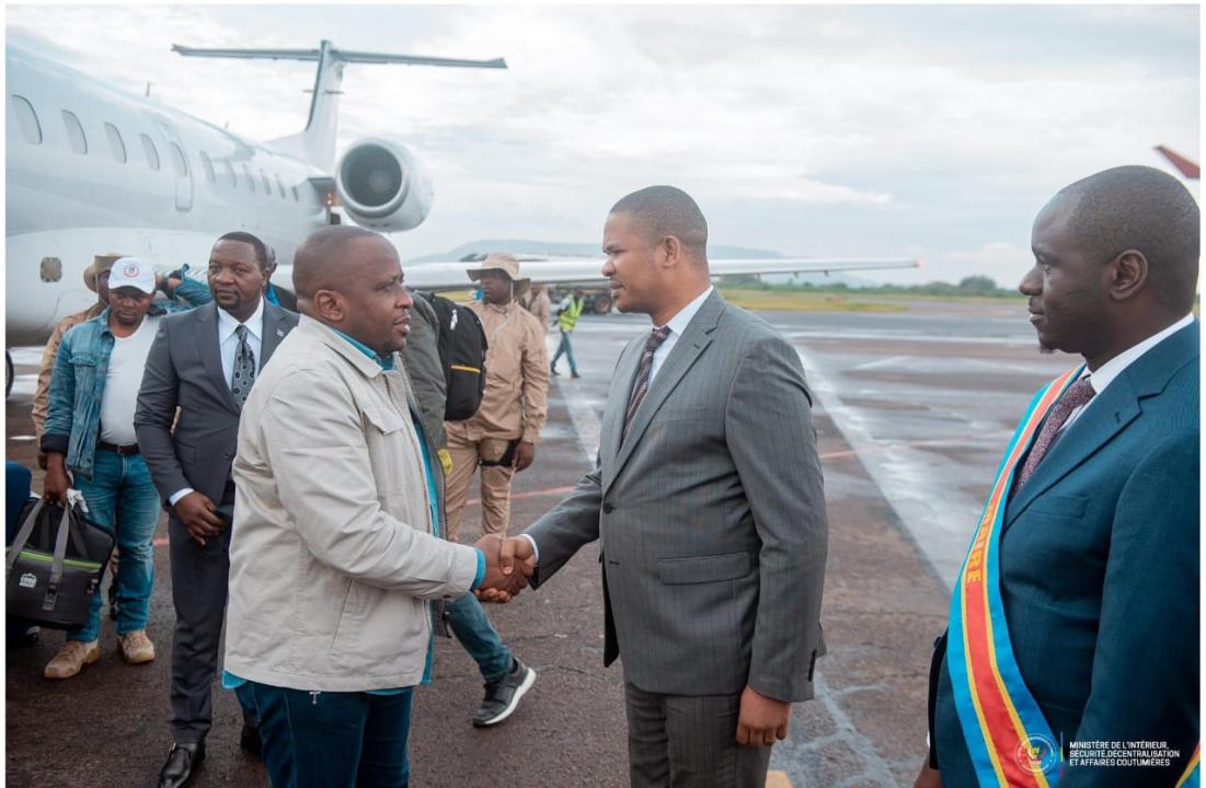 Le VPM Jacquemain Shabani Lukoo reçu l’aéroport de Luano, en prélude à l’arrivée du Président Félix Tshisekedi, à Lubumbashi (Haut-Katanga)