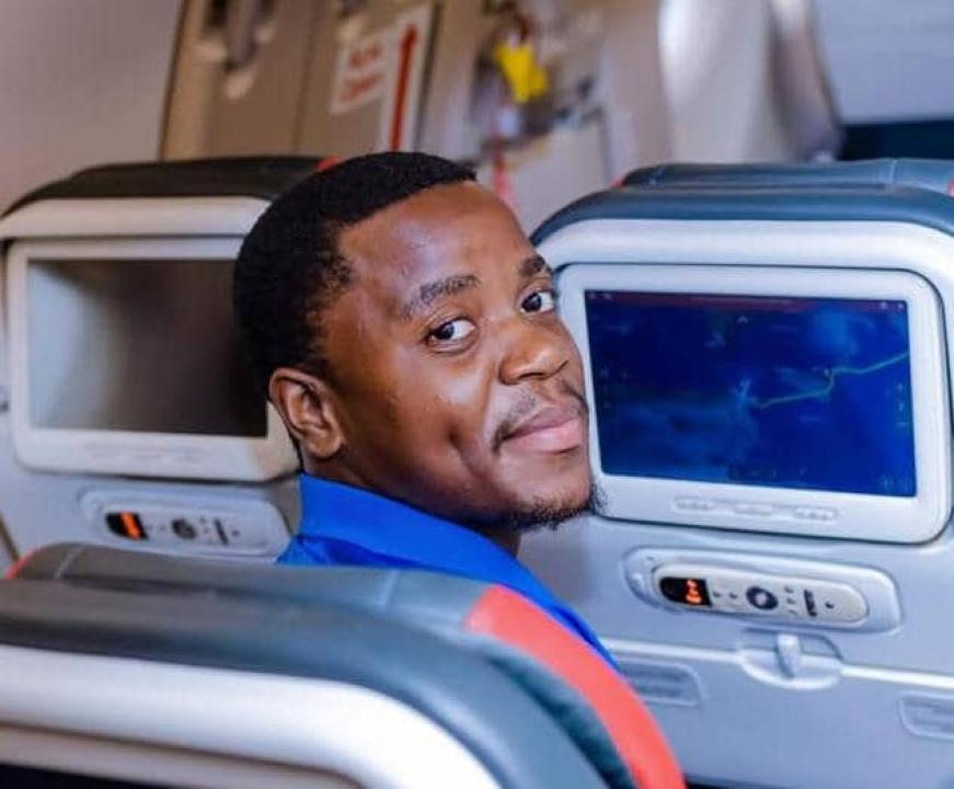 Un Léopard U20 à bord d'un avion, en partance pour Tunis.