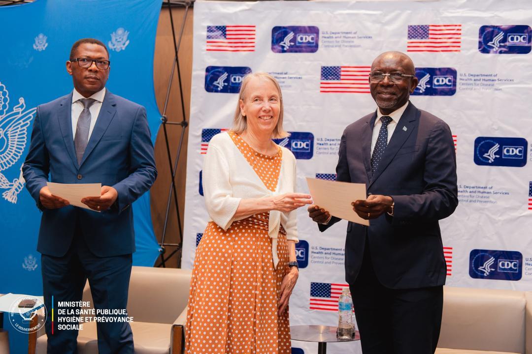 L'ambassadrice de États-Unis remet les certificats d'accréditation internationale ISO 1589 au représentant du ministre de la santé, jeudi 17 avril 2025