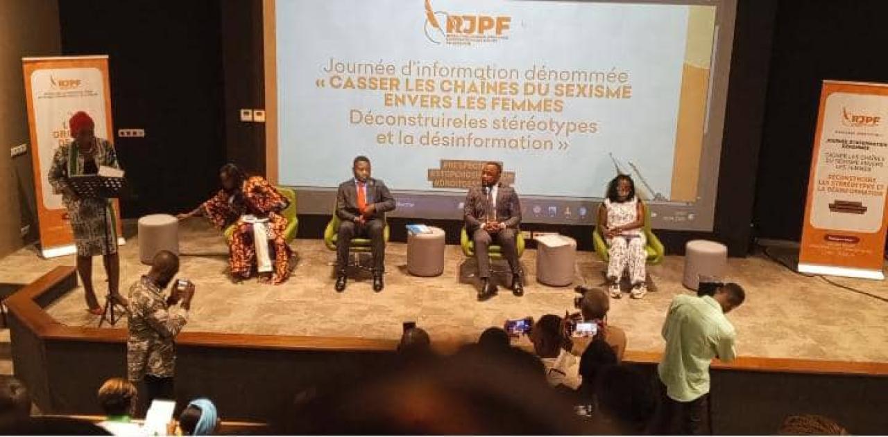 Vue panoramique des panelistes de la journée d'information sur les stéréotypes et autres violences sur le genre organisée par le RJPF à Kinshasa