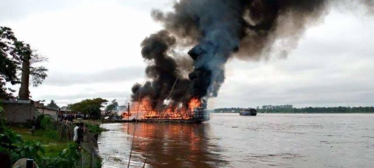 Une baleinière prend feu sur les eaux du fleuve Congo [Photo d'illustration]