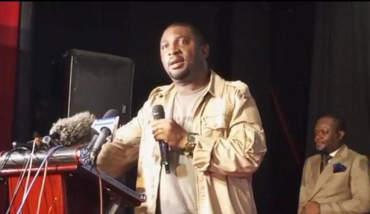 Élu de Goma, Patrick Munyomo échange avec quelques ressortissants du grand Kivu,  ayant fui la guerre, se trouvait à Kinshasa.