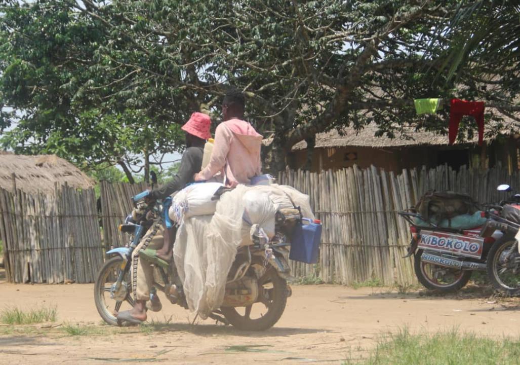 Des usagers de la Route Nationale n°17 reliant Mongata à Bandundu [photo d’illustration]