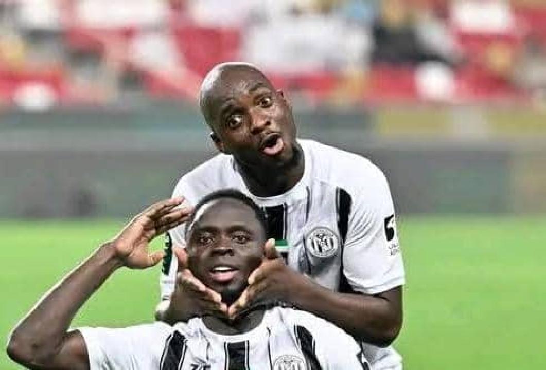 Neeskens Kebano en pleine célébration d'un but avec son coéquipier d'Al Jazira.