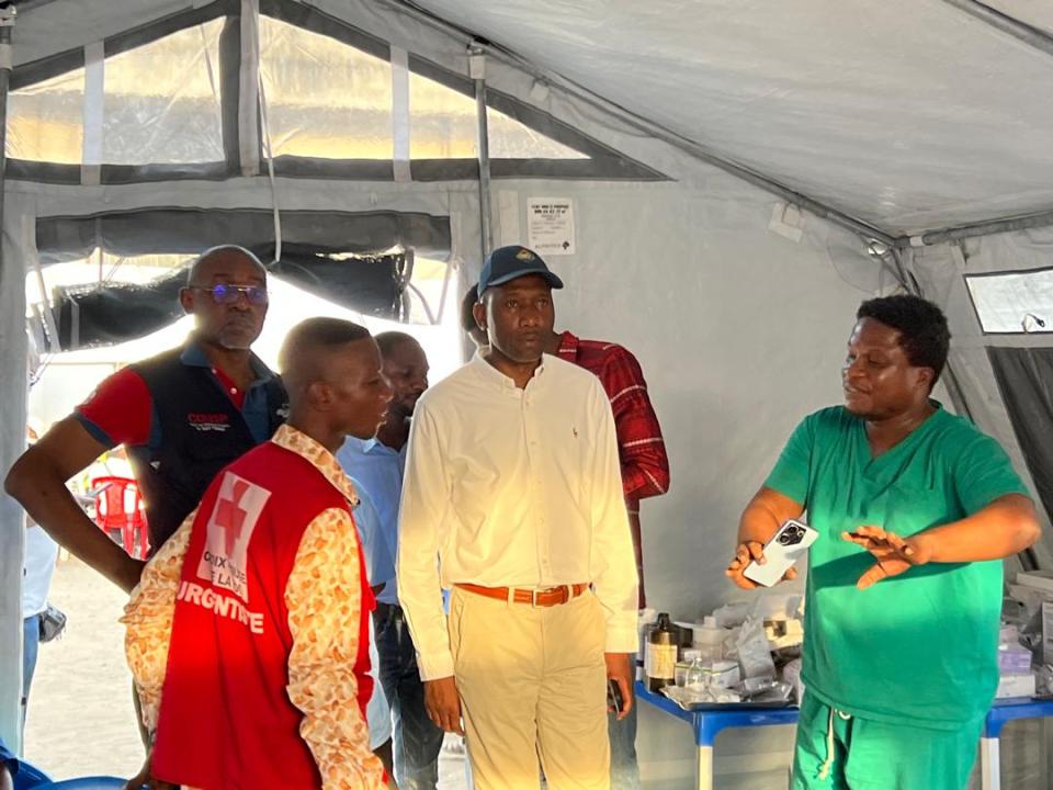 Le DG de l'INSP, Dieudonné Mwamba Kazadi accompagné du Coordonnateur du COUSP, le Professeur Ngandu Christian, échange avec un personnel soignant