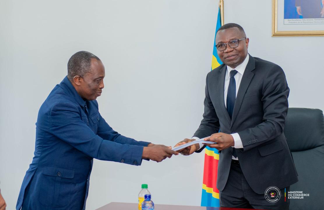Le ministre Julien Paluku Kahongya réceptionne le rapport de la Commission spéciale chargée d’examiner le malaise social au sein de l’OCC