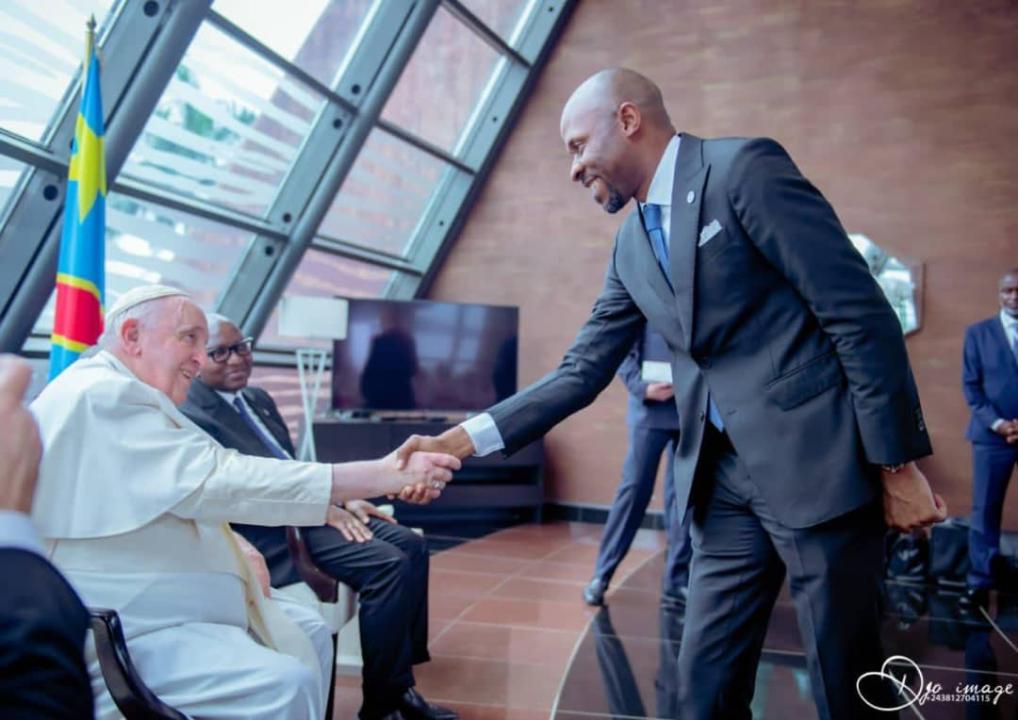Pape François et Patrick Muyaya, à l'aéroport international de Ndjili, à Kinshasa. [Photo d'illustration]