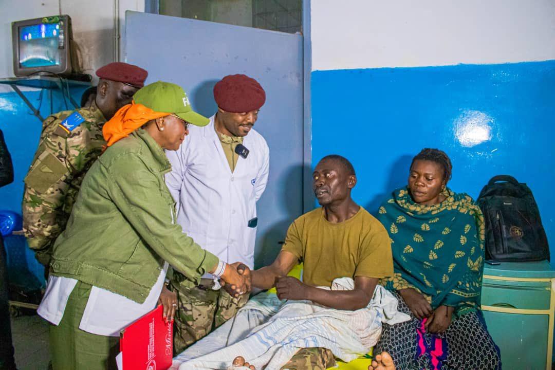 À Lubumbashi, la Ministre Aziza Munana visite les militaires blessés victimes de la guerre dans l’est de la RDC