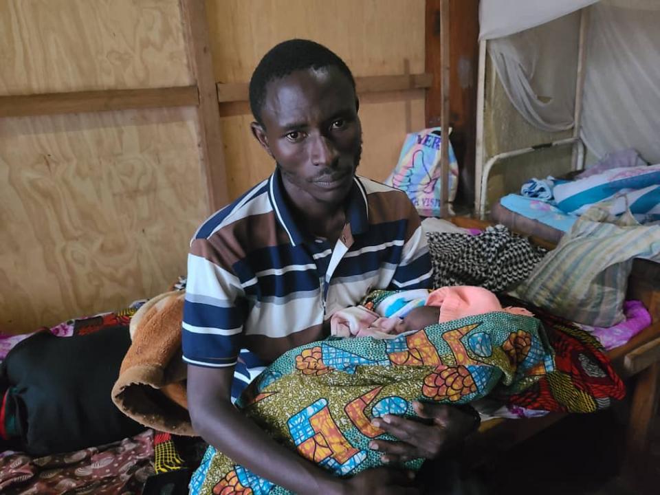 John Kameta, président de la société civile de Bulengera tient un bébé abandonné par sa mère