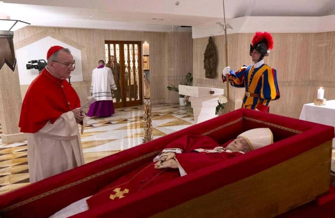 L'exposition du corps du Pape François, dans la chapelle privée de la Résidence Sainte-Marthe, au Vatican.