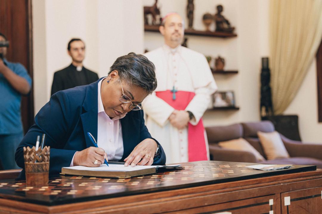 La Première ministre Judith Suminwa inscrit son message dans le livre de condoléances dédié à la mémoire du Pape François