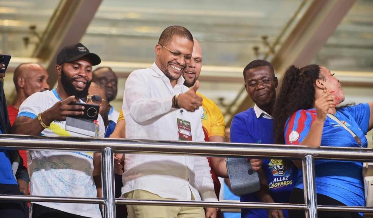 Le ministre des sports et loisirs, Didier Budimbu ( en chemise blanche). [ Photo d'illustration ]