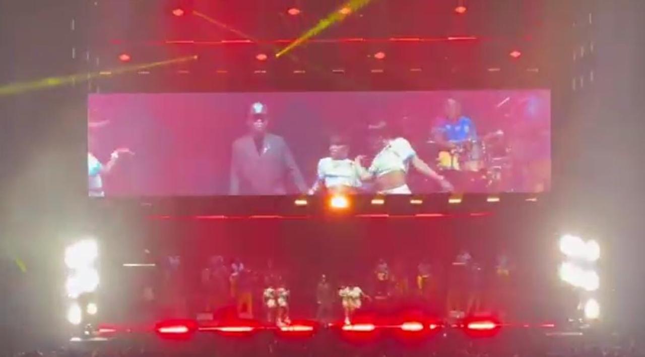 Fally Ipupa électrise l’Accor Arena avec sa chanson "Afsana" lors du concert "Solidarité Congo" à Paris