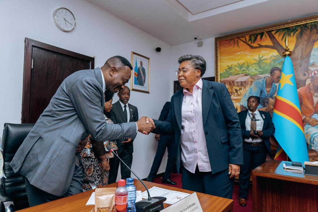 Poignée de main entre la Première Ministre Judith Tuluka et le chef de la délégation des députés médecins, le Docteur Léon Kabamba Ngombe