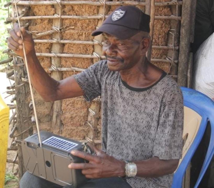 Un vieillard en quête de l’information [photo d’illustration]