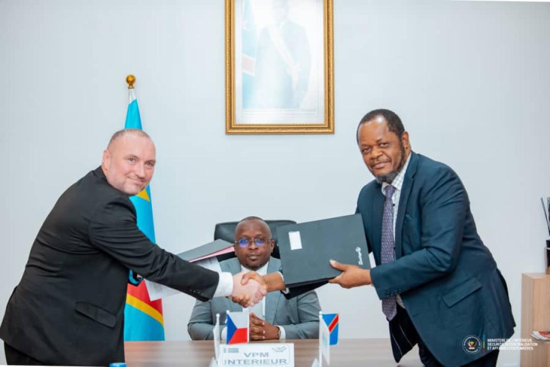 Signature d’un mémorandum d’entente entre l’ONIP et la société tchèque Mcorecode en présence du VPM Jacquemain Shabani Lukoo