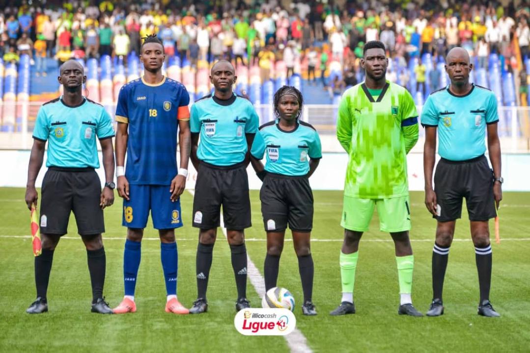 Photo des capitaines et les officiels du match Les Aigles du Congo et l'A.S. V.Club au Stade des Martyrs