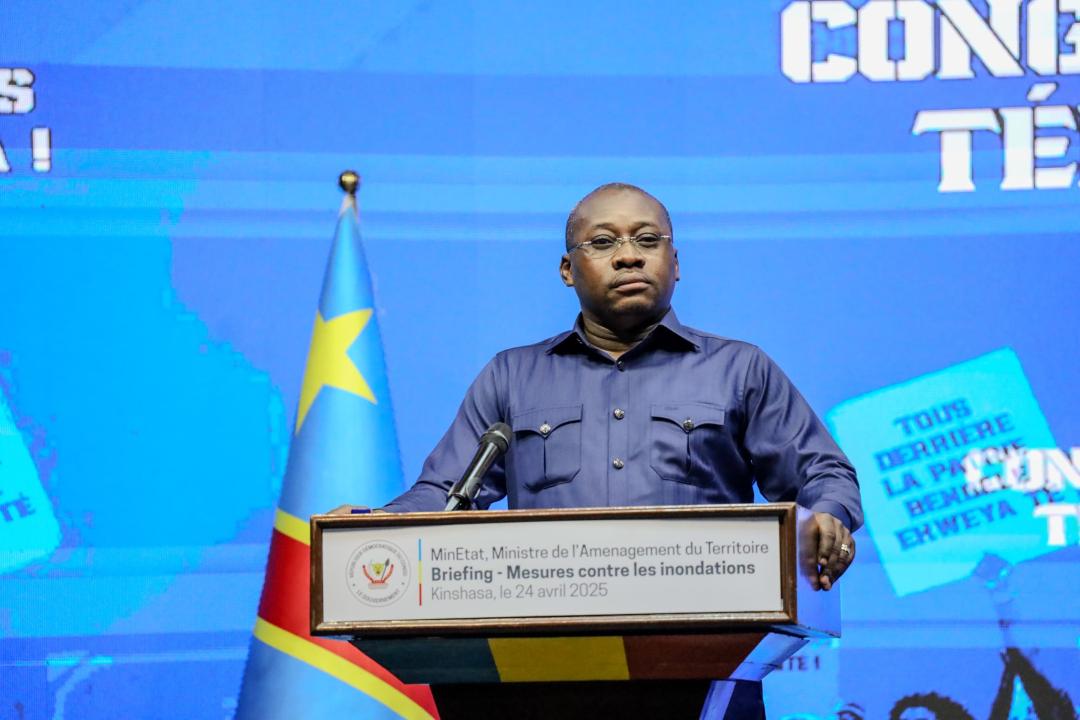 Le ministre d'État, ministre en charge de l'aménagement du territoire, Guy Loando Mboyo